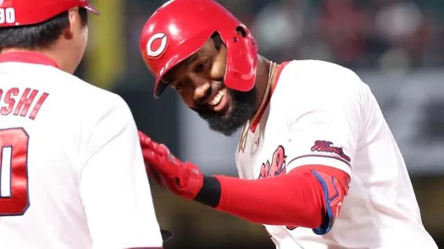 【朗報】カープファビアン、菊池に甘える『かまってちゃん』だった！来日初猛打賞も達成