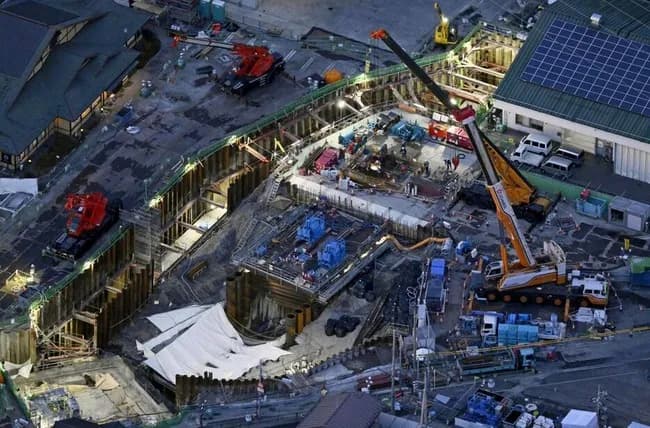 埼玉陥没事故、トラック運転手さんは運転席にいる模様