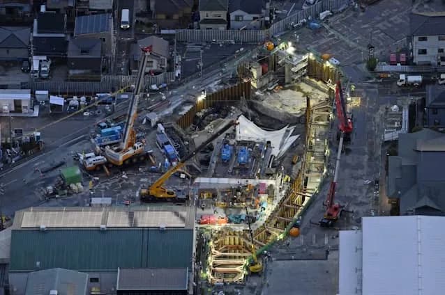 埼玉陥没事故、トラック運転手さんは運転席にいる模様