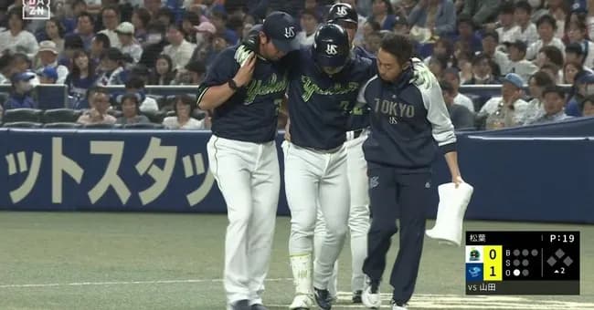 ヤクルト長岡にアクシデント　走塁で足に痛みか　自力で歩けず両肩かつがれてベンチへ…