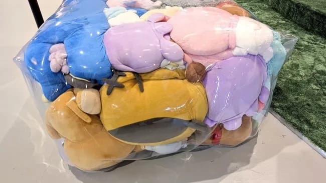 【画像】大阪万博のぬいぐるみベンチ、何度見ても悪趣味すぎるｗｗｗｗｗ