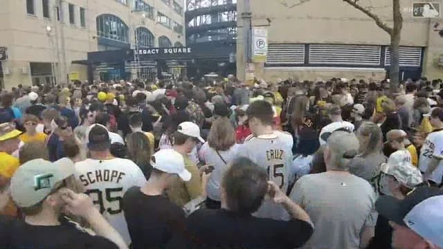 スキーンズのボブルヘッド配布に2万人以上並ぶ