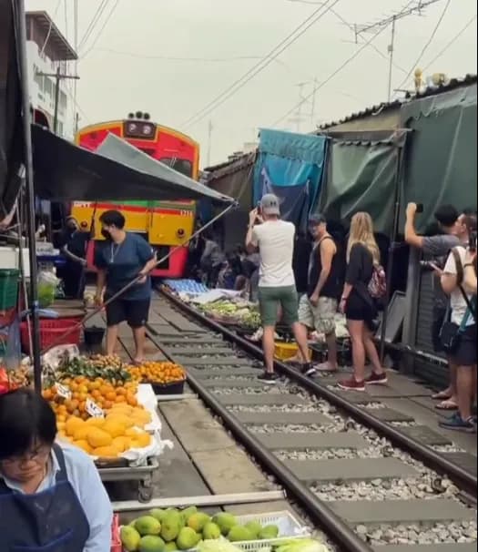 【悲報】タイの撮り鉄、ギリギリすぎる お前らの想像の1.125倍ギリギリ