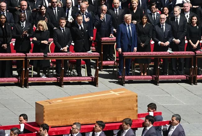 トランプ氏、服装規定従わず　教皇葬儀に青いスーツ姿