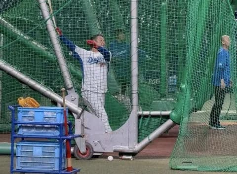 中日松中コーチ(51)、選手に手本を見せようと打つもフェンス直撃連発「いやぁ、バンテリンはやっぱ広いわ」