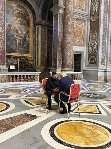 【画像】トランプ「ゼレンスキーと話がしたいから一席用意してくれ」　バチカン教会「ここでええか？」