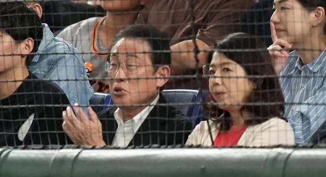 岸田前首相、広島vs巨人『延長12回の死闘』をバックネット裏最前列で観戦ｗｗｗ