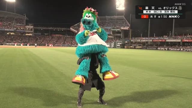 広島の黒子さん、体重100キロのスラィリーを肩車