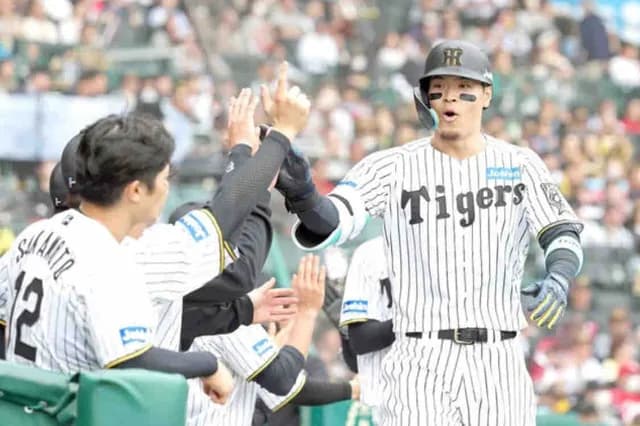 【阪神】佐藤輝明　単打→二塁打→三塁打＆２打点の大暴れ「甲子園の声援が後押ししてくれた」