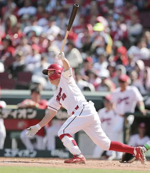 カープ移籍後初スタメンの山足達也 移籍後初安打が同点タイムリー ヒーローインタビューを受ける活躍！