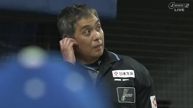 中日・木下、白井のマスクに手が当たって負傷するアクシデント