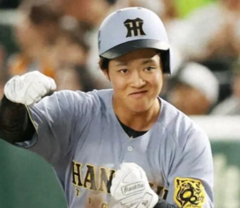 中川初安打、盛大にやらかすwwwww「メットの被りかたが芸人なんよ」「ジャルジャルの福徳」「勝訴って合成されそうw」