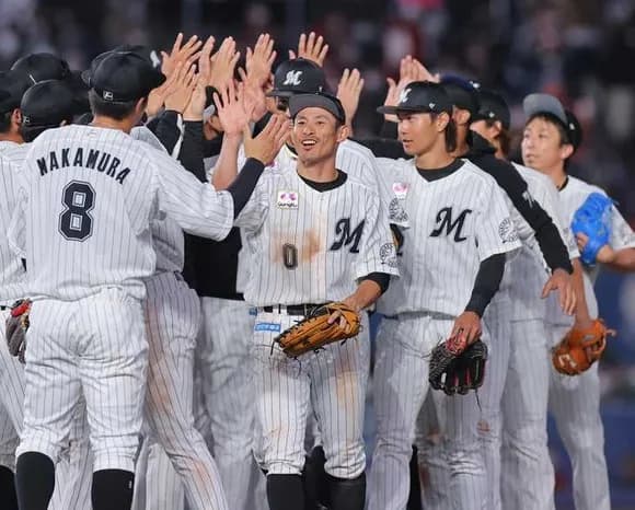 【悲報】ロッテさん、ボロボロのソフバンに三タテ食らって最下位転落ｗｗｗｗｗｗｗ