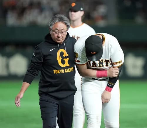巨人・岡本和真、再検査で「左肘靱帯損傷」　全治約3カ月で巨人終了