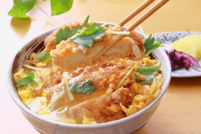 カツ丼「まずカツを揚げます」「汁をかけてサクサク感台無しにします」←この料理