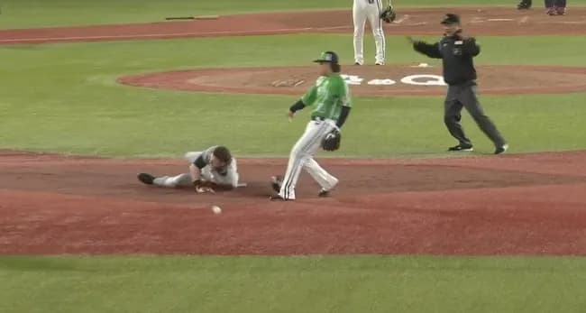 巨人キャベッジ、２塁にヘッスラするも打球が当たり守備妨害でアウトに