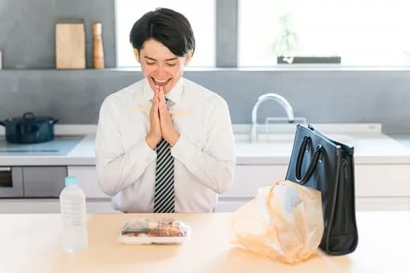 【朗報】全国の独身男性2000万人に年間3万円の『独身税』をかけるだけで給食費を無償化できるｗｗｗｗ