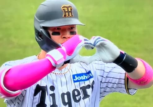 【母の日】佐藤輝明 柵越えならずも脅威のパワー 母の日にまずはタイムリー1本！