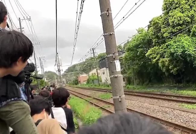 【動画】撮り鉄、お気に入りの電車の写真が撮れず大発狂