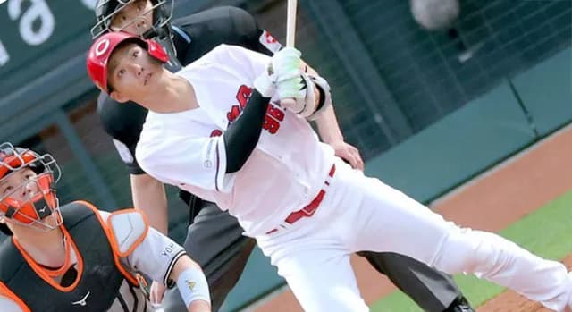 カープ中村奨成、巨人戸郷から1号先制ホームラン！4年ぶり一発＆5戦連続安打で完全覚醒へ！！