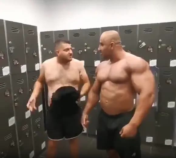 【悲報】マッチョさん、背中に貼られたゴミが取れずに死亡ｗｗｗｗｗｗｗ