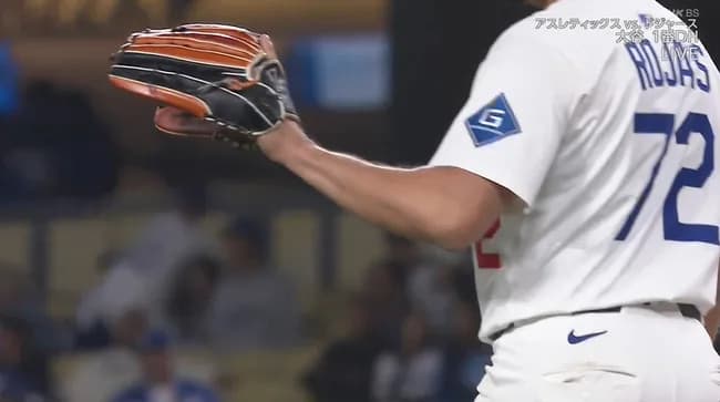 ドジャース・ロハス、大谷のグローブでマウンドに上がるｗｗｗｗ