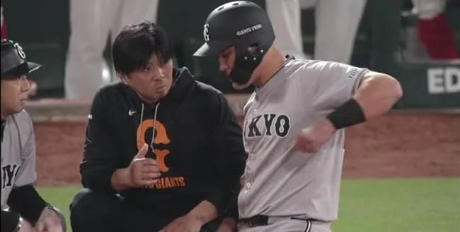 巨人リチャードが九回に走塁でヒヤリ　慌ててトレーナーが駆けつける…
