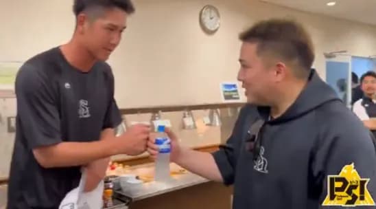 入団会見を行った大江竜聖と秋広優人が野手陣に挨拶