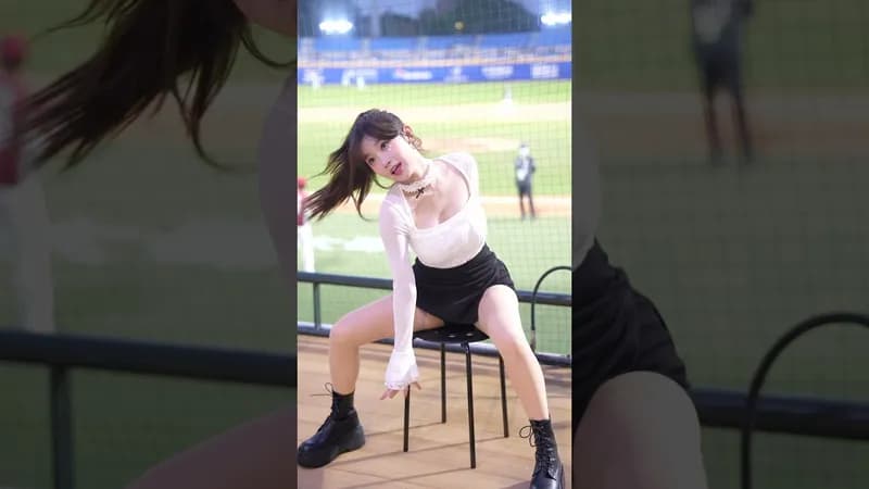 台湾野球のチアガールさんがダンスの途中で・・・