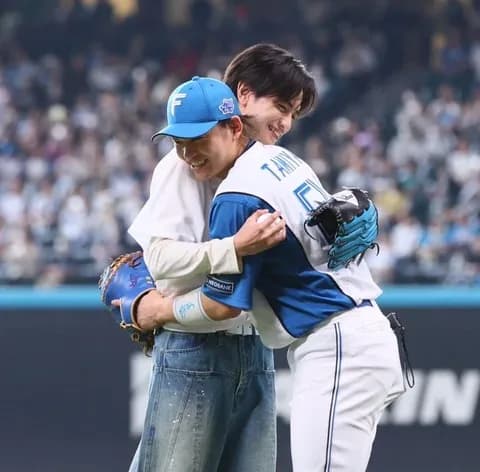 日本ハム　中島健人がさわやか始球式「全力投球できた」ファン公言の捕手役・田宮と熱いハグ＆トーク　司会者も気遣うほど