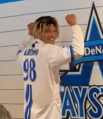 DeNAマルセリーノ投手と支配下契約を発表「この日を夢見ていたので凄い泣いちゃいました」　背番号は98