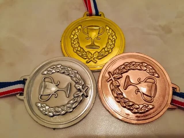 金、銀←ええやん　銅←こいつ