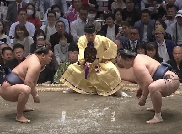 【悲報】大相撲の横綱戦で取組前にクソ客が「ハッキヨイ！」と叫び妨害ｗｗｗｗwｗ