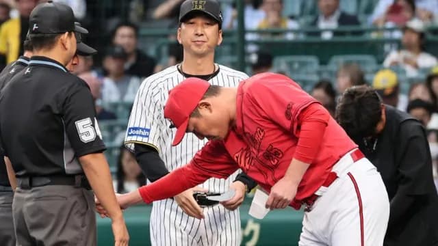 カープ新井監督、阪神藤川監督と視線を合わせずメンバー表交換。乱闘未遂の影響か？