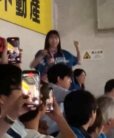 【悲報】日ハムファン、観客席の女の子を撮影しまくる