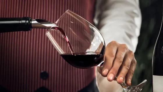 【悲報】ソムリエ「400円の激安ワインまっずwww」←ラベルを張り替えた結果