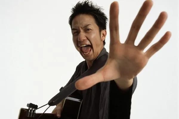 【悲報】ギター侍の妻「あなたの収入が少ないから熟女クラブで働こうかな」