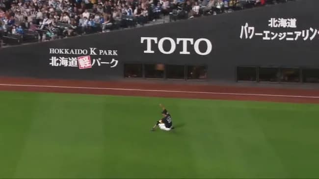 【朗報】SB秋広、伊藤から同点に繋がる四球&スライディングキャッチのファインプレーで躍動