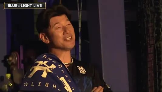 石井竜也さんの試合後ライブを楽しむ三浦監督、発見される