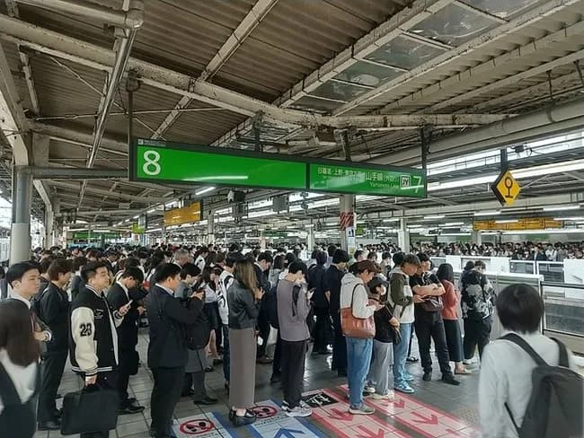 【画像】山手線見合わせ影響で丸ノ内線に通勤難民が殺到、まるでカオスｗｗｗｗｗｗｗｗ