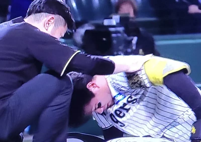 【悲報】森下翔太、8回の自打球で交代。本日出場について「わからないです」