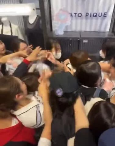 【悲報】万博のミャクミャクとジェラピケコラボ売り場にとんでもない数の虫が群がり地獄絵図に