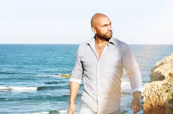 スキンヘッド(かっこいいです、頭が軽くなります、清潔感あります、洗うの楽です)←この髪型