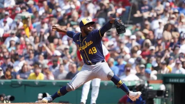 カープインスタをパレデス投手がフォロー！平均154kmの速球と高回転のカーブが特徴！