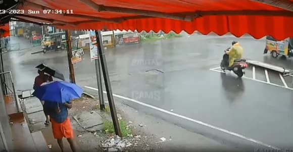 【悲報】スクーターおじさん、道路のど真ん中でなぜか停車してしまう・・・