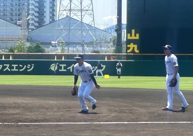 阪神　前川が一塁挑戦　残留練習でファーストミットを手にノック受ける