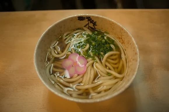 【悲報】外国人「あれ？ラーメンよりうどんの方が美味くね？？」ついに気づくｗｗｗｗｗ