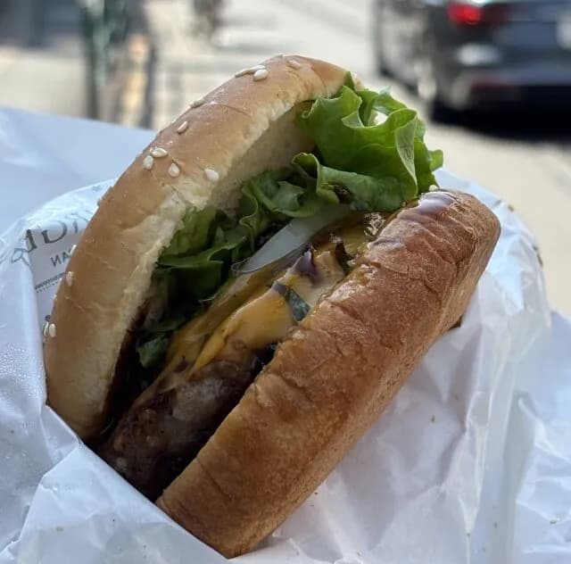 アメリカ人「ハンバーガー美味いけど何か足らないなぁ...せや！キュウリの漬物入れたろ！」