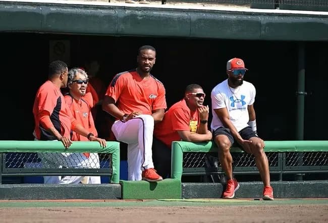 広島新井監督、未だにスマホを使わずガラケー