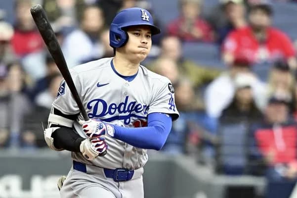 大谷翔平、空振り後に左肩を何度も回して気にするしぐさも